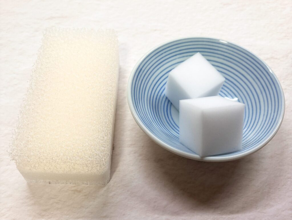 ポケカの山反り直しに使うもの、タッパーと仕切りは谷反りと共通。