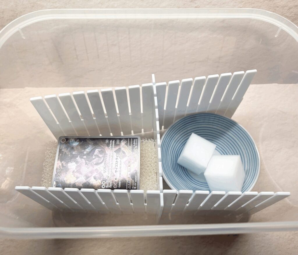 ポケモンカードの山反りを直している様子